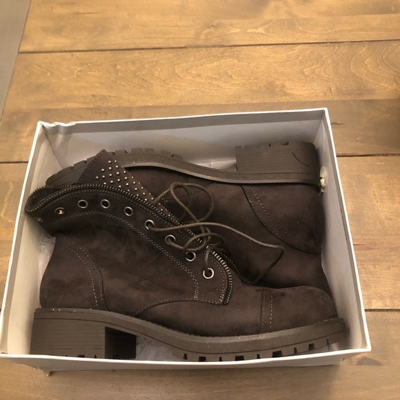 Work Style Boots With Glam! - Picture 6 of 11